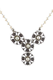 Damen Perlenkette mit Blütenanhänger silber